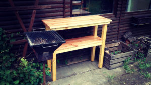 Hölzern, stabil und frisch geölt.